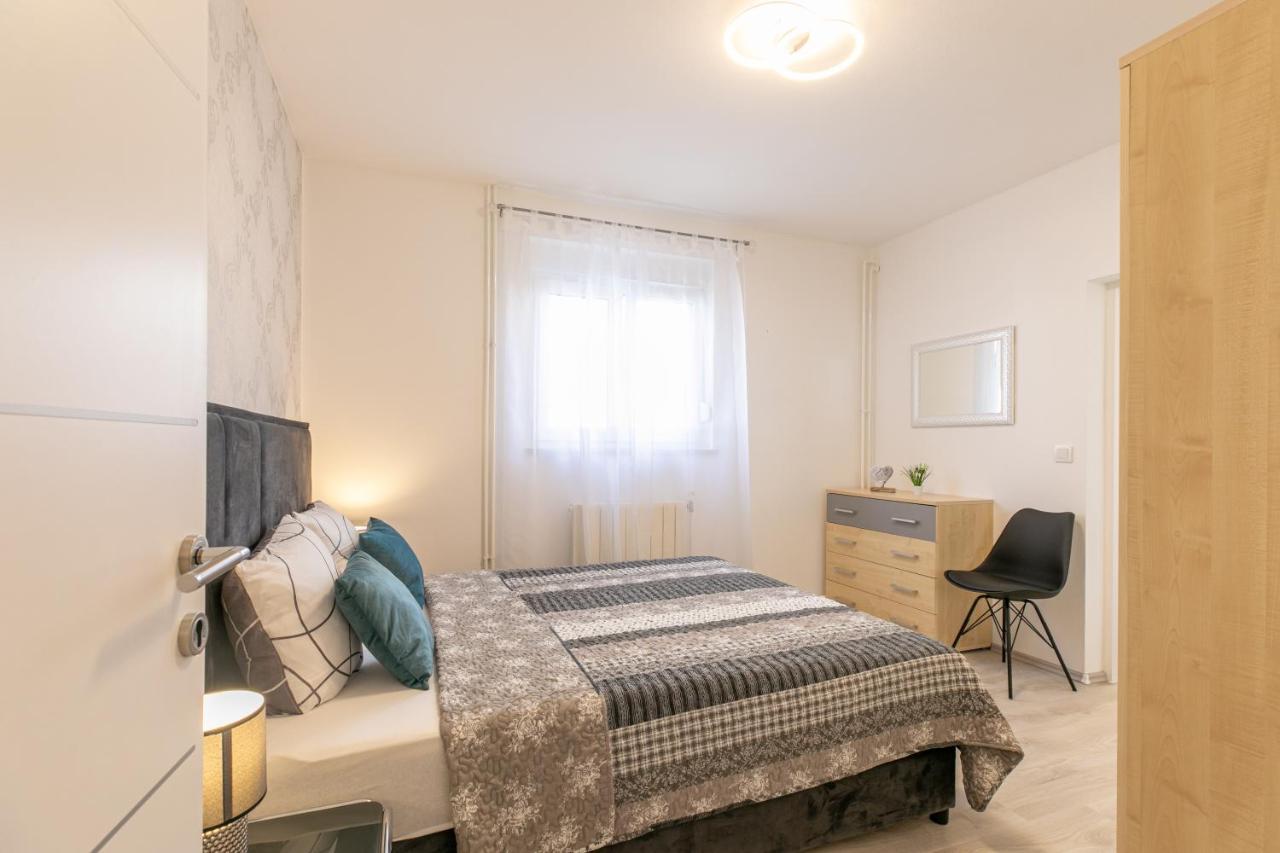 Apartments Tina Stinjan Pula Exterior photo